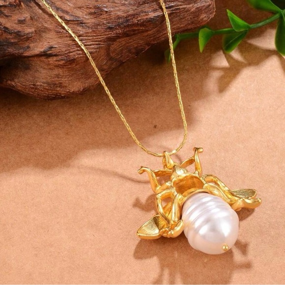 Pearl Abdomen Bee~ Striated Rippled Tomenta Bumblebee Honeybee 3D Steel Necklace - Picture 6 of 13